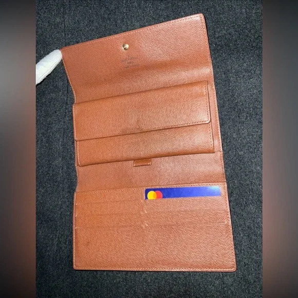 ✅AUTHENTIC TRIFOLD INTERNATIONAL WALLET LOUIS VUITTON - Picture 2 of 13
